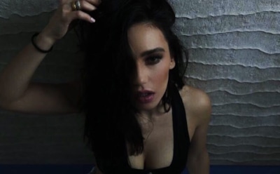 Ольга Серябкина показала пышную грудь в наряде с глубоким декольте