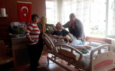 Умер герой "Пусть говорят" Умут, которого усыновила бедная турчанка