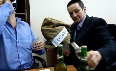 В России уволили чиновников, снявшихся в клипе со стриптизом