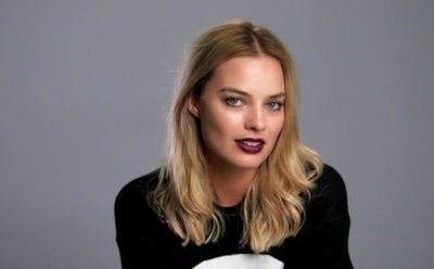 Марго Робби в нежном платье восхитила экстремальным декольте