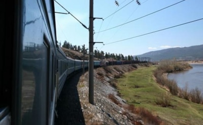 В Индии молодого человека сбил поезд, когда он делал селфи