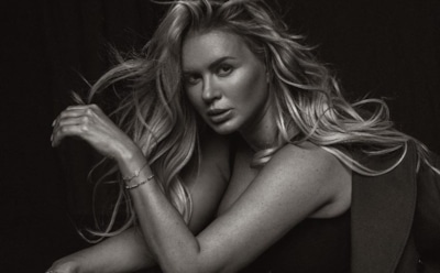 Анна Семенович показала большую грудь в сексуальном боди