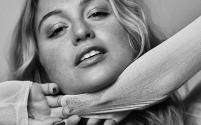 Искра Лоуренс исполнила откровенный танец в блестящем комбинезоне