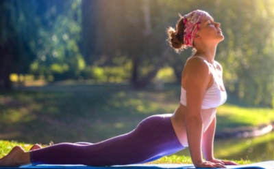 Из-за йоги в самолете американку сравнили со змеями