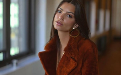 Эмили Ратаковски показала обнаженную грудь в постели