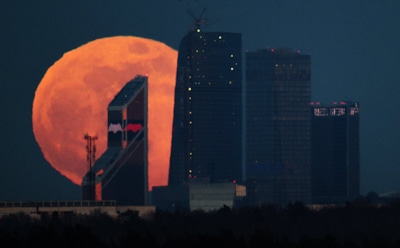 Луна полностью погрузилась в тень Земли — астрономы