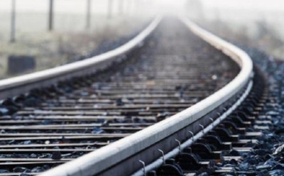 В Индии пьяный мужчина прыгнул под поезд и выжил