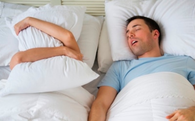 Ученые рассказали об опасных последствиях храпа для мозга человека