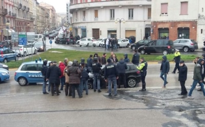 В итальянском городе ловят автомобилиста, который расстреливает прохожих