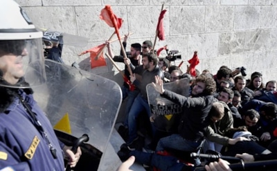 В Афинах полиция применила слезоточивый газ против анархистов с коктейлями Молотова