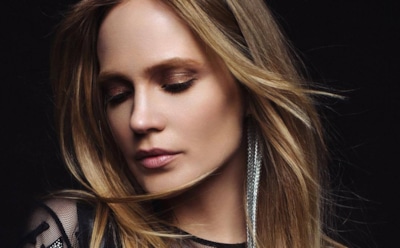 Глюкоза показала сексуальные изгибы в откровенном купальнике