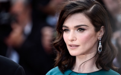 Рэйчел Вайс смутила сама себя слишком высоким разрезом на платье