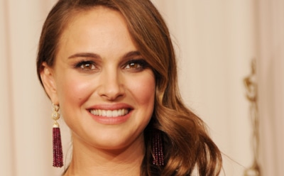 Горячее фото Натали Портман в ярком корсете украсило обложку глянца