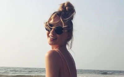 Глюкоза показала внушительную грудь в мини-платье