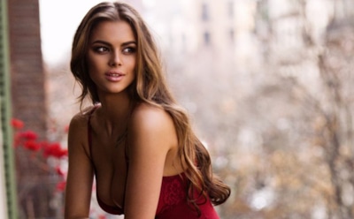 Виктория Одинцова сняла сексуальное видео в заснеженном бассейне