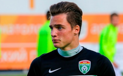 Футболист Станислав Манаев высморкался в пятитысячную купюру