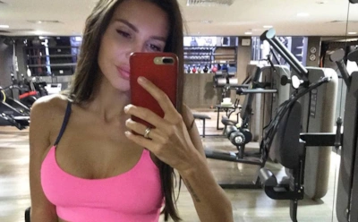 29-летняя Самойлова показала упругие ягодицы в сексуальном купальнике