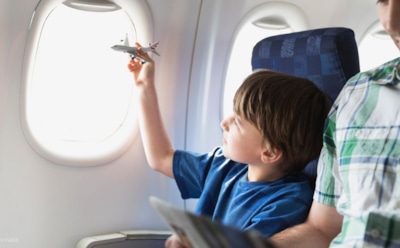 Житель США снял на видео, как в ребенка "вселился демон" в самолете