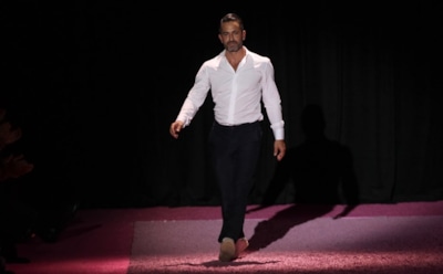 На подиуме в Нью-Йорке модели прошлись по белому порошку