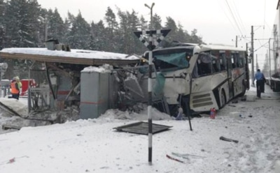 Под Петербургом поезд «Ласточка» протаранил автобус с туристами