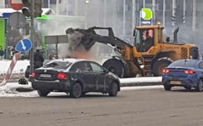 В Петербурге очевидцы засняли, как рабочий на экскаваторе потушил пылающее авто