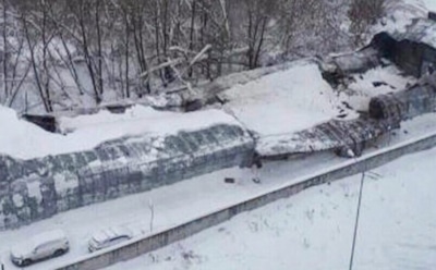 В Балашихе на десятки авто рухнула крыша стоянки