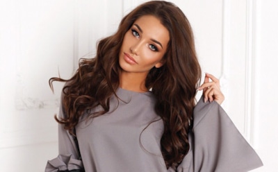 Анюта Рай похвасталась шикарной фигурой в розовом купальнике