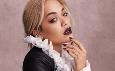 Рита Ора продемонстрировала роскошную фигуру в откровенном комбинезоне