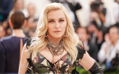 59-летняя певица Мадонна предстала топлес