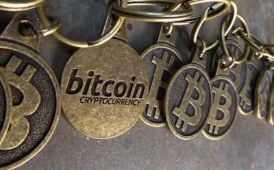 Курс биткоина к доллару незначительно упал после резкого роста