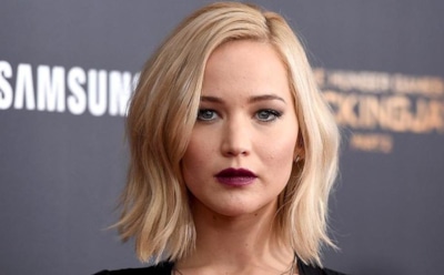 Дженнифер Лоуренс показала грудь в экстремальном декольте