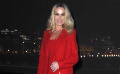 47-летняя Аманда Холден предстала в черном бикини