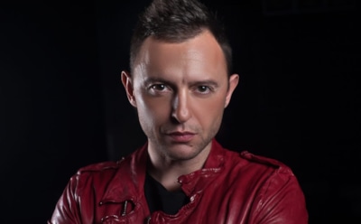 Рома Зверь в новом селфи-клипе снялся обнаженным