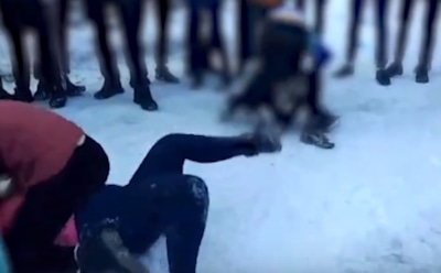 В Челябинской области на видео засняли массовую драку школьниц из-за мальчиков