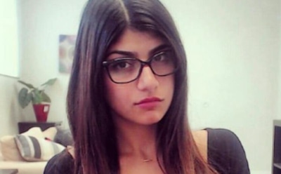 Звезда фильмов для взрослых Миа Халифа стала обучать зрителей мемам