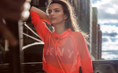 Эмили Ратаковски показала сексуальную фигуру на фоне пустыни