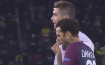 Экс-защитник «Барселоны» высморкался и вытер руку о Роналду