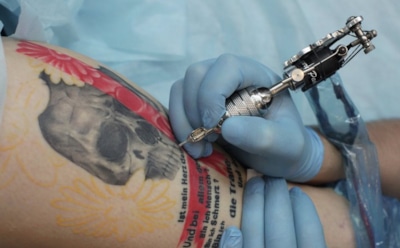 Ученые выяснили, почему татуировки не тускнеют и не исчезают с кожи