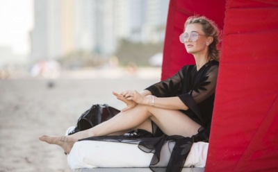 Экс-секретарь генпрокурора Украины вышла в свет в платье с экстремальным декольте