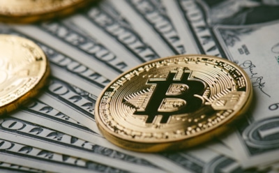 Курс биткоина к доллару упал ниже очередной психологической отметки