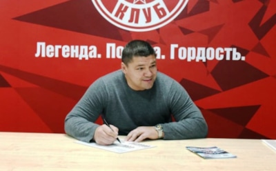 Глава профсоюза КХЛ избил на льду судью во время матча «Газпрома»