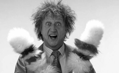 В Британии скончался известный комик Кен Додд