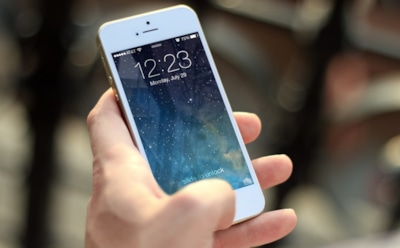 Медики узнали, почему смартфоны заставляют людей глупеть