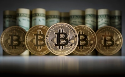 Курс биткоина к доллару демонстрирует спад