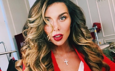 Сексуальная Анна Седокова послала фанатам воздушный поцелуй