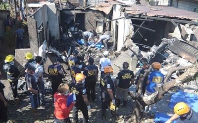 На Филиппинах самолет упал на дом, убив целую семью