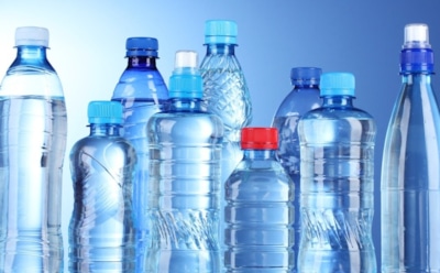 Химики посчитали, сколько пластика люди употребляют вместе с водой