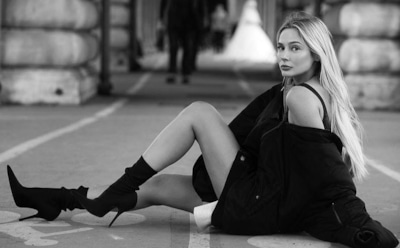 34-летняя Наталья Рудова надела пиджак на голое тело