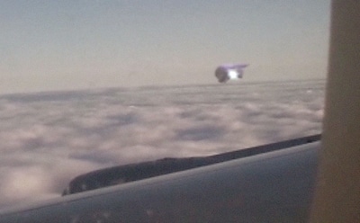 Пассажир самолета зафиксировал в небе НЛО