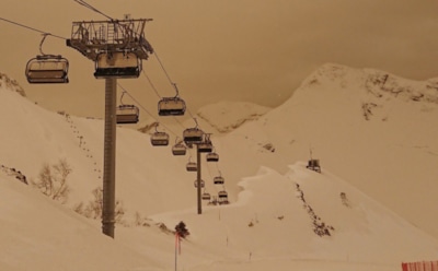 Жители Сочи жалуются на оранжевый снег